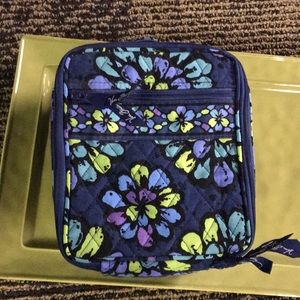 Vera Bradley insulates lunch box in indigo pop
